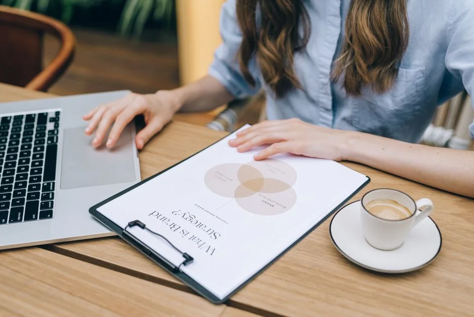 Prikaz žene izbliza dok radi na projektu digitalnog marketinga u kućnom uredu.